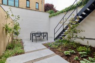 Belle demeure à vendre au cœur d'Ypres. Cette magnifique maison possède 4 chambres et 3 salles de bain. La maison a été entièrement rénovée en 2025 et bénéficie des techniques les plus modernes. Il y a un bel espace extérieur au rez-de-chaussée et au premier étage. La maison est chauffée de manière efficace sur le plan énergétique grâce au chauffage au sol par pompe à chaleur. Situé dans la Stuersstraat 51, à quelques pas de la Grote Markt, des forteresses et de la gare.MISE EN PAGERez-de-chaussée : hall d'entrée spacieux - débarras - toilettes séparées - salon lumineux avec cuisine ouverte, équipée de tous les appareils électroménagers et îlot - rangement attenant - jardin de ville avec terrasse et escaliers menant à la terrasse ensoleillée du premier étage.Premier étage : Hall de nuit avec toilettes - chambre principale avec connexion à la terrasse - dressing/bureau - salle de bain avec lavabo, baignoire et douche à l'italienne.Deuxième étage : Hall de nuit avec toilettes - deux belles chambres, chacune avec sa propre salle de bain, équipées de meubles vasques et d'une douche.Troisième étage : pièce mansardée meublée pouvant servir de bureau ou de chambre.De plus, cette maison à vendre dispose également d'un sous-sol spacieux et pratique.POINTS FORTS- Rénové de manière qualitative jusque dans les moindres détails ! - Panneaux solaires et pompe à chaleur- 4 chambres et 3 salles de bain - Étages supérieurs équipés de climatisation/pompe à chaleur - Emplacement central à Ypres - Orientation sud du jardin et de la terrasse sur le toit