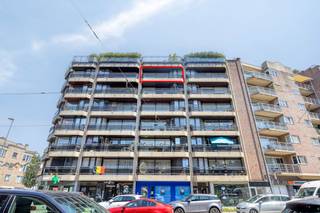 Te koop in Deurne aan de Turnhoutsebaan 119 - een instapklaar, ruim (110m²) en mooi onderhouden appartement op de 6de verdieping met uitzicht over het park Rivierenhof!<br /><br />Het appartement dat we hier te koop aanbieden in Deurne beschikt over volgende indeling:<br /><br />-Ruime inkomhal met veiligheidsdeur <br />-Apart toilet met handenwasser<br />-Woonkamer op parketvloer <br />-Volledig geïnstalleerde keuken<br />-Badkamer voorzien van ligbad met douchefunctie, dubbele spoelbak, toilet en ingemaakte kasten<br />-Slaapkamer 1 voorzien van rolluiken<br />-Slaapkamer 2 voorzien van rolluiken <br />-3de kamer met aansluitingen voor wasmachine en droogkast en met veel stockagemogelijkheden<br />-Ruim achterliggend terras<br /><br /><br />TROEVEN:<br />-Zeer goede EPC score B <br />-Elektrische keuring conform het AREI<br />-Fantastisch uitzicht vanop de 6de verdieping over het Rivierenhof<br />-Ruim appartement met ruime slaapkamers die voorzien zijn van elektrische rolluiken<br />-Veiligheidsdeur aanwezig<br /><br />EPC Turnhoutsebaan 119 601: 109 kWh / (m² jaar)<br /><br />Ben jij geïnteresseerd in dit vastgoed te koop in Deurne? Aarzel dan niet om ons te contacteren. Het Dewaele vastgoedkantoor van Deurne aan de Turnhoutsebaan staat graag tot uw dienst.<br />Had u graag een gratis schatting van uw eigendom? bel ons voor een vrijblijvend gesprek op 03/666.66.66 of mail naar deurne@dewaele.com<br /><br />Bestuursmaatregelen in het maatregelenregister: in aanvraag
