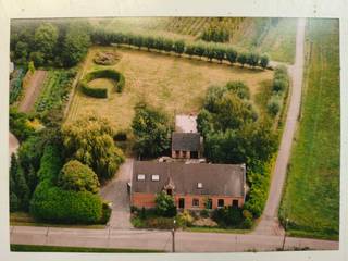 Deze woning (zonevreemd) is gelegen in het meest rustige/groene gedeelte van Koningshooikt op een perceel van 3460m² met een bewoonbare oppervlakte van meer dan 300m². Op het gelijkvloers vinden we: inkomhal, gastentoilet, leefruimte, hobbykamer, keuken, bijkeuken (met trap naar verdieping), bureau (met geluidskamer), technische ruimte, stockageruimte, garage, inkomhal aan achterzijde. Op de eerste verdieping vinden we een nachthal, 5 slaapkamers (waarvan enkele voorzien van airco), badkamer met ligbad/douche en enkele lavabo, 2de toilet. De tuin is zeer ruim (zon- en schaduwplekjes zijn voldoende aanwezig), ruime tuinberging en overdekt terras met BBQ. Het dak van de woning is vernieuwd en voorzien van zonnepanelen. Zowel vooraan als achteraan is een oprit voorzien. Een grondige opknapbeurt/renovatie is aan de orde (mogelijkheden zijn hier buitengewoon). Recente foto's van de binnenzijde van de woning zijn momenteel nog niet beschikbaar. Indien u op zoek bent naar een rustige omgeving dan is deze woning zeker een aanrader.<br /><br />Voor meer informatie en/of het maken van een afspraak: patrik@ampvastgoed.be en/of 0465/00.40.45 of 0465.00.40.44