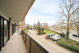 <p>Ruim en lichtrijk appartement met 3 slaapkamers, balkon, garage en kelder, centraal gelegen aan het station! <br />Dit appartement combineert comfort, ruimte en een uitstekende ligging, ideaal voor wie graag alles binnen handbereik heeft.<br /><br />INDELING: inkomhal, ruime lichtrijke woonkamer, geïnstalleerde keuken, badkamer met alle comfort, apart toilet en wasruimte. Verder beschikt het appartement over 3 slaapkamers. Buiten bevindt zich een balkon van 38m²! Private kelder en een ruime garage, bij te kopen voor 20.000 euro.<br /><br />Voor wie is dit pand ideaal?<br />♦ Voor wie centraal willen wonen.<br />♦ Voor koppels of alleenstaanden die ruimte en bereikbaarheid belangrijk vinden.<br />♦ Voor investeerders op zoek naar een appartement met garage en kelder.<br /><br />Te koop via Immo Beguin, jouw vastgoedexpert sinds 2009. Met kantoren in Ronse, Waregem, Kortrijk, Deinze, Doornik en Lessines.<br />✉️ info@immobeguin.be</p>