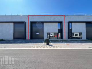 Fantastisch gelegen <strong>nieuwbouw KMO-unit</strong>, met zeer vlotte bereikbaarheid. Deze <strong>casco </strong>unit bevindt zich op een strategische locatie, op slechts 2,5 km naar de <strong>E40 </strong>op- en afrit 19 Aalst. Deze locatie biedt vlotte verbindingen naar Gent, Brussel en omliggende regio’s.<br /><br />De opslagruimte heeft een oppervlakte van 294 m² en is uitgerust met één sectionaal poort en lichtstraten met rookluik. De loods heeft daarnaast een vrije hoogte van 6 meter en alle nutsvoorzieningen zijn aanwezig. Tevens zijn er <strong>2 parkeerplaatsen</strong> voorzien en ruime manoeuvreerruimte.<br /><br />Heeft u interesse of wenst u graag meer details over dit aanbod? Neem contact op met Gill PANORAMA B2B voor meer info, plannen of een vrijblijvend plaatsbezoek via <strong>09 219 90 30</strong>.