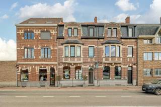 Hertog Makelaars verhuist in 2027 naar een nieuwe locatie in Grimbergen! Daarom verkopen we onze huidige locatie: een gelijkvloerse kantoorruimte in een stijlvol herenhuis, vlakbij het belangrijkste kruispunt van Grimbergen. Het pand bestaat uit één grote, open werkruimte (+/- 45m²), aangevuld met een vergaderzaal, een aparte bureau, een ingerichte keuken, een aparte wc en een berging. De tuin achteraan geeft u ook voldoende ruimte om tijdens de middag buiten te lunchen. Daarnaast horen er ook 2 kelders bij, momenteel in gebruik als archiefruimte. Het dak werd volledig vernieuwd en geïsoleerd (EPC: C) en het kantoor wordt verwarmd met een condenserende gasketel. Geen asbest.
