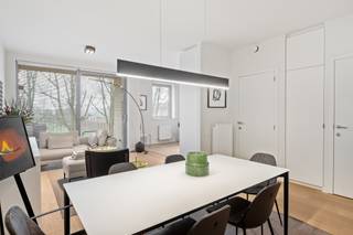 Schitterend gelegen, luxueuze studio. Rustig gelegen, met zicht op het park van de Dungelhoefsite, vindt u deze luxueus ingerichte studio ingericht als volgt: Inkom met apart toilet, ingebouwde vestiaire, lichte leefruimte (op parket) met toegang tot een terras dat uitkijkt op groen, ingerichte keuken met vaatwasser, koelkast en diepvriezer, open slaapruimte met voldoende ingebouwde kasten en inklapbaar bed en een wasplaats/berging. Verlichting en raamgarnituren aanwezig. In de ondergrondse parkeergarage bevindt zich nog de autostaanplaats met een extra berging. Het centrum, winkels, stadsdiensten, openbaar vervoer en alle andere faciliteiten vindt u er op wandelafstand. Gemeenschappelijke kost: 90 €/maand.