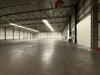 Deze ruime opslagruimte met een oppervlakte van 5758 m² beschikt over een vrije hoogte van 8 meter en is uitgerust met 2 automatische...