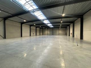 Op het bedrijventerrein Deinze Noord, vlak bij de op- en afrit van de E40 (Drongen), bevindt zich deze hoogwaardige nieuwbouw KMO-unit met een totale oppervlakte van 886 m².<br />Dankzij de uitstekende ligging geniet het pand van een uitstekende bereikbaarheid én een sterke visibiliteit vanaf de Leernsesteenweg, wat extra commerciële meerwaarde biedt.<br /><br />De unit is ontworpen met oog voor functionaliteit, duurzaamheid en comfort en beschikt over maar liefst 9 privatieve parkeerplaatsen.<br /><br /><u><strong>Kenmerken:</strong></u>
<ul>
	<li>Oppervlakte: 886 m²</li>
	<li>2 automatische sectionaalpoorten (5 m breed x 4,5 m hoog)</li>
	<li>2 afzonderlijke toegangsdeuren</li>
	<li>Drijfkracht</li>
	<li>Industrieel gepolierde betonvloer</li>
	<li>Steeldeck dakstructuur met lichtstraat voor optimale natuurlijke lichtinval</li>
	<li>Aluminium buitenschrijnwerk</li>
	<li>Volledig conform de huidige isolatienormen</li>
	<li>Zonnepanelen (5.000 Wp)</li>
	<li>Verkoop onder BTW-stelsel</li>
</ul>
Deze moderne KMO-unit vormt een ideale uitvalsbasis voor ondernemingen die op zoek zijn naar een ruime, energiezuinige en strategisch gelegen bedrijfsruimte met uitstekende toegankelijkheid en zichtbaarheid.<br /><br />Parking: 9 privatieve plaatsen<br />Onmiddellijk beschikbaar bij akte<br /><br />Meer informatie of een vrijblijvend plaatsbezoek?<br />Contacteer Thomas via 0475 32 51 89 of thomas@arcade-vastgoed.be