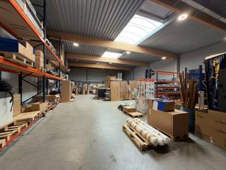 Op een strategische locatie in de industriezone van Gavere, met een vlotte aansluiting op de N60, bevindt zich dit functionele bedrijfsgebouw bestaande uit een ruim magazijn en bijhorende kantoorruimtes. Dankzij de uitstekende bereikbaarheid is dit pand ideaal voor ondernemingen die opslag- en administratieve activiteiten op één locatie willen centraliseren.<br /><br /><strong>Kenmerken:</strong><br />Kantoorruimte: 95 m² op het gelijkvloers en 75 m² op de eerste verdieping<br />Magazijnoppervlakte: 800 m²<br />Vrije hoogte: 6 m<br />Sectionale poort<br />Ruime parkeermogelijkheden op eigen terrein<br />De ligging nabij de N60 zorgt voor een snelle verbinding met zowel de E17 als de E40 richting Gent, wat een vlotte bereikbaarheid voor personeel, klanten en leveranciers garandeert.<br /><br />Contacteer Henry Van Tornhout voor bijkomende inlichtingen of een vrijblijvend plaatsbezoek via +32 474 13 37 93 of via henry@kmovastgoed.be