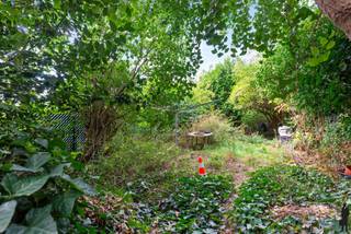 Te renoveren woning met 3 slaapkamers in het hartje van AartselaarDeze woning biedt enorm veel potentieel, doorheen de woning geniet u van veel...