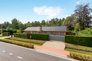 <p>Instapklare, moderne gezinswoning met 3 slaapkamers, veranda en verzorgde tuin.<br /><br />INDELING<br /><br />Gelijkvloers<br />Hier bevindt zich een lichtrijke leefruimte van 40m² (met airco en gashaard) met aansluitend een open, moderne keuken (14m²), uitgerust met hoogwaardige toestellen waaronder een Borreti fornuis. Verder zijn er een praktische wasplaats/berging, een apart toilet en een ruime inpandige garage (met plaats voor twee wagens. Aan de achterzijde is het in de gezellige veranda genieten van het mooie zicht op de tuin.<br /><br />Verdieping<br />De verdieping beschikt over drie slaapkamers (18,5m² - 11m² - 11m²), waaronder een masterbedroom met ingebouwde kast en airconditioning.<br />Daarnaast zijn er een aparte berging (20m²) en een dressing die rechtstreeks aansluit op de recent vernieuwde badkamer, uitgerust met inloopdouche, ligbad en dubbel lavabomeubel.<br /><br />De tuin is volledig omheind, zorgvuldig aangelegd en perfect onderhouden.<br />U kan er in alle rust genieten op het overdekte, verwarmde terras – ideaal om het hele jaar door buiten te vertoeven.<br /><br />BIJZONDERHEDEN<br />- EPC label C<br />- airco in de woonkamer & hoofdslaapkamer<br />- veranda aangebouwd in 2015<br />- verwarmde pergola<br /><br />POSITIEVE ASPECTEN<br />- instapklaar en uitstekend onderhouden<br />- moderne, lichtrijke woonst<br />- tijdloze en kwalitatieve materiaalkeuzes<br /><br />Kortom, deze woning biedt alle troeven voor wie op zoek is naar een instapklaar en comfortabel thuis.</p>
