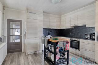 Volledig vernieuwde woning met 3 tot 4 slaapkamers ,mogelijke praktijkruimte (incl. parking vooraan) en garage. Met volledig omheinde tuin...