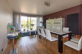 <p><span>Instapklaar 1-slaapkamerappartement met EPC-label B in hartje Kortrijk</span></p><p><span>Welkom in dit instapklare 1-slaapkamerappartement, ideaal gelegen in het bruisende centrum van Kortrijk. Dit appartement combineert modern comfort met energiezuinig wonen, dankzij het uitstekende EPC-label B.</span></p><p><span>Bij binnenkomst word je verwelkomd in een lichtrijke leefruimte, perfect voor zowel ontspanning als ontvangst. De open keuken is volledig uitgerust en biedt alle nodige toestellen om heerlijke maaltijden te bereiden. De ruime slaapkamer straalt rust uit en zorgt voor een goede nachtrust. De badkamer is modern ingericht met een inloopdouche en een stijlvol wastafelmeubel.</span></p><p><span>De ligging van het appartement is absoluut top: je bevindt je op wandelafstand van winkels, gezellige cafés, restaurants en openbaar vervoer. Alles wat je nodig hebt, ligt binnen handbereik.</span></p><p><span>Dit appartement is niet alleen een uitstekende investering, maar ook de perfecte keuze voor wie op zoek is naar een comfortabele thuis in het centrum van Kortrijk. Aarzel niet en plan vandaag nog je bezoek!</span></p>