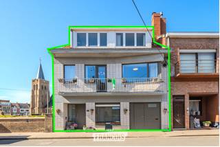 Deze ruime woning te koop in Lombardsijde, gelegen in de Bamburgstraat 21, biedt maar liefst 264 m² bewoonbare oppervlakte en is ideaal als gezinswoning of voor wie veel ruimte zoekt.<br /><br />De woning is opgevat als een bel-étage en beschikt over een zeer ruime inpandige garage (de foto's van de garage werden bewerkt(leeggemaakt) door middel van AI), wat zorgt voor extra comfort en praktische toegankelijkheid. De leefruimte is ruim en lichtrijk en sluit aan op de keuken en de buitenruimte.<br /><br />De woning telt 6 slaapkamers, wat tal van mogelijkheden biedt voor grote gezinnen, thuiswerk of hobbyruimtes. Buiten geniet u van een onderhoudsvriendelijke tuin, waar het aangenaam vertoeven is zonder intensief onderhoud.<br /><br />Met een EPC C beschikt deze woning over een degelijke energetische basis. Daarnaast is ook de elektriciteit conform gekeurd!<br /><br />De ligging in Lombardsijde is rustig, maar tegelijk vlot bereikbaar en nabij de kust.<br /><br />Bent u op zoek naar een ruime woning te koop in Lombardsijde met veel slaapkamers, zeer ruime garage en tuin? <br /><br />Voor meer informatie of een bezoek kunt u contact opnemen met Inti op inti@immofrancois.be<br /><br /> of 0499 74 89 74.<br /><br />