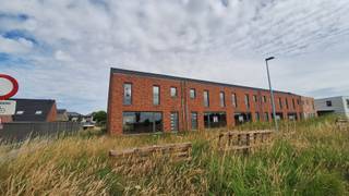 Te Koop: Moderne Halfopen Woning in RoeselareBent u op zoek naar een prachtige woning die u volledig naar eigen smaak kunt afwerken?Zoek niet...