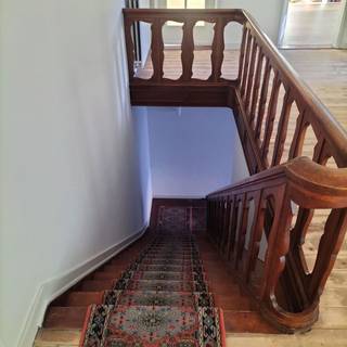 <p>Vernieuwd appartement met 2 slaapkamers en garagebox in het centrum van Herentals.</p>
<p>Dit vernieuwde appartement van ca. 156 m² is gelegen op de eerste verdieping en bevindt zich in de stadskern van Herentals, op wandelafstand van winkels, horeca en voorzieningen.</p>
<p>Indeling:<br />Inkomhal met trap naar de bovenverdieping en een ruime vide die toegang geeft tot de lichtrijke woonkamer met eethoek en aansluitend terras. Verder beschikt het appartement over een aparte, volledig ingerichte keuken, twee slaapkamers, een bergruimte, een apart gastentoilet en een badkamer uitgerust met een badkamermeubel, ligbad en douche.</p>
<p>Bij het appartement hoort tevens een volledig afgesloten garagebox, die inbegrepen is in de huurprijs.</p>
<p>Extra info: geen verdere gemeenschappelijke kosten I niet geschikt voor het houden van huisdieren I EPC 205 kWh/ (m² jaar) label C I watertoets: P-score: A I G-score: A</p>