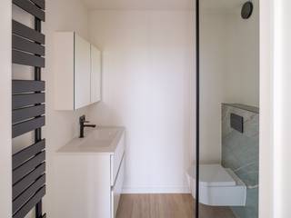 Visite sur rendez-vous : mercredi 17/6. Appelez Sander au 0479355602 ou envoyez un e-mail à sander@romanvastgoed.be<br /><br />Dans un endroit accessible à Zwijnaarde, à proximité des axes d'entrée et de sortie et du campus technologique, cet appartement de 2 chambres récemment rénové et exceptionnellement spacieux est proposé à la location. Confort de vie moderne, finition de haute qualité et volumes de vie très agréables se combinent parfaitement ici.<br /><br />L'appartement dispose d'une cuisine entièrement équipée, d'un salon remarquablement spacieux, de nombreux espaces de rangement et de deux chambres avec chacune une salle de bains attenante. Base idéale pour les jeunes professionnels, les familles ou d'autres compositions familiales.<br /><br />Le petit immeuble d'appartements ne comporte que deux unités de logement et un cabinet au rez-de-chaussée. Parmi les avantages supplémentaires, on compte la cave, le local à vélos et l'utilisation (quasi) privative de la cour intérieure.<br /><br />Il faut agir vite !