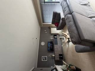 <p>Ruim appartement in het centrum van Ieper, vlak bij openbaar vervoer en scholen.</p>
<p> </p>
<p>Dit appartement uit 1978 combineert een centrale ligging met een praktische indeling en een aangenaam vrij zicht. Dankzij de drie slaapkamers is dit een interessante woonoplossing voor gezinnen, koppels of wie extra ruimte zoekt om te werken of hobby’s uit te oefenen. De lichtrijke woonkamer sluit mooi aan op het terras van 8 m², ideaal om buiten te genieten. Verder beschikt het appartement over een private kelder en een garage, wat extra comfort biedt in het centrum van Ieper. Met een EPC-label B geniet je bovendien van een energiezuinige woonst.</p>
<p> </p>
<p>Belangrijkste ruimtes:<br />• Woonkamer met aangename lichtinval en toegang tot het terras<br />• Keuken uitgerust met dubbele spoelbak, elektrische kookplaat en dampkap<br />• Terras van 8 m²<br />• 3 slaapkamers met diverse indelingsmogelijkheden<br />• Badkamer met ligbad en dubbele wastafel<br />• Apart toilet<br />• Wasplaats met aansluiting voor wasmachine<br />• Private kelderberging<br />• Garage</p>
<p>Neem vandaag nog contact op met je ERA-makelaar voor een bezoek.</p>
<p>JOUW DROOMAPPARTEMENT. ZO GEVONDEN!</p>
