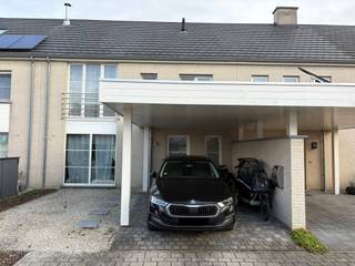 Deze gezellige rijwoning, gelegen op een perceel van 210 m², combineert comfort met een praktische indeling en is instapklaar.Dankzij de centrale...