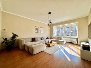 <p><span>In het aangename Hombeek bevindt zich deze ruime halfopen bebouwing, ideaal voor wie op zoek is naar een gezinswoning met veel leefruimte, praktische voorzieningen en een heerlijke tuin. De woning beschikt over drie volwaardige slaapkamers, een lichtrijke woonkamer, een veranda, een ruime kelder, een inpandige garage en een eigen oprit.</span></p><p><span>Bij het binnenkomen word je verwelkomd in de inkomhal met vestiaire, die toegang geeft tot de ruime en lichtrijke woonkamer. Aansluitend bevindt zich de veranda, waar je in alle rust kunt genieten van het zicht op de tuin. De keuken biedt voldoende ruimte voor het dagelijkse comfort. Verder beschikt het gelijkvloers over een praktische berging en een badkamer met douche en toilet.</span></p><p><span>Op de bovenverdieping bevinden zich drie volwaardige slaapkamers, ideaal voor een gezin, een thuiswerkplek of een hobbyruimte. Daarnaast is er op deze verdieping een tweede badkamer, uitgerust met een ligbad. De verdieping is bereikbaar via een mooie beukenhouten trap, die recent volledig werd geschuurd en opnieuw vernist.</span></p><p><span>Ook op praktisch vlak heeft deze woning heel wat te bieden. De ruime kelderverdieping beschikt over een aparte wasruimte en biedt tal van mogelijkheden voor extra stockage. Daarnaast is er een inpandige garage voor één wagen, voorzien van een recentere elektrische garagepoort, en een eigen oprit.</span></p><p><span>Een absolute blikvanger is de uitzonderlijk diepe tuin, die volop mogelijkheden biedt om naar eigen smaak in te richten. Of je nu droomt van een gezellige loungehoek, een speelruimte voor de kinderen, een moestuin of een groene oase om helemaal tot rust te komen, hier vind je alle ruimte om ervan te genieten. De veranda en het terras zorgen bovendien voor een aangename verbinding tussen de woning en het buitenleven.</span></p><p><span>De woning heeft de voorbije jaren ook al verschillende belangrijke vernieuwingen ondergaan. Zo werd het dak ongeveer zes jaar geleden vernieuwd, werd een nieuwe Buderus-verwarmingsketel geplaatst en werd het aanwezige asbest ongeveer twee jaar geleden aangepakt. Ook de houten trap kreeg recent een grondige opfrissing.</span></p><p><span>De ligging in Hombeek vormt een extra troef. Een basisschool bevindt zich op amper enkele meters van de woning. Bovendien zijn Mechelen en de E19 richting Antwerpen en Brussel vlot bereikbaar, wat zorgt voor een goede verbinding met de omliggende steden.</span></p><br />