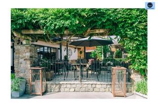 <p><span>ENTREPRISE D'HOTELLERIE TRES BIEN SITUEE ET BIEN EXPLOITEE A VOORDE</span></p><p><span>Prix indicatif : 1.350.000 euros</span></p><p><span> </span></p><p><span>Établissement de restauration très bien situé et bien exploité appelé " De Kalvaar" (actuellement hôtel et restaurant) sur une route d'accès importante à Ninove.</span></p><p><span>L'entreprise dispose de 14 chambres d'hôtel et d'une salle de restaurant pour +- 75 personnes.</span></p><p><span>Il offre également la possibilité d'organiser des fêtes.</span></p><p><span>Le décor unique, combiné à une cuisine classique, est largement reconnu pour sa qualité et son service.</span></p><p><span>Parking très spacieux. </span></p><p><span>Site web : <span>www.dekalvaar.be</span></span></p><p><span>Parts sociales incluses dans le prix de vente)</span></p><p><span>N'hésitez pas à appeler le 0475/51.40.73 ou à envoyer un e-mail à sven@svena.be.</span></p><p><span> </span></p><p><span>Informations urbanistiques sur demande.</span></p><p><span>Ces données sont purement informatives et nous ne pouvons être tenus responsables d'éventuelles inexactitudes.</span></p><p><span>La surface habitable n'est qu'indicative.</span></p>