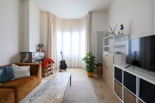 KIJKDAGEN VOLZET<br />Welkom in de Rysheuvelstraat, waar authentieke charme en hedendaags comfort mooi samenkomen. Deze karaktervolle woning werd de afgelopen jaren gerenoveerd, super onderhouden en biedt verrassend veel ruimte én een heerlijke tuin.<br /><br />In de sous-terrain vinden we een inpandige garage, praktische bergruimte met toilet en een extra kamer die perfect dienst kan doen als slaapkamer, hobbyruimte of bureau. Van hieruit stap je rechtstreeks de zonnige tuin in.<br /><br />De gelijkvloers vormt het hart van de woning, met een gezellige zithoek en een ruime leefruimte met open keuken. Het gezellige terrasje maakt de verdieping compleet. De prachtige authentieke elementen geven de woning hier meteen de nodige sfeer en karakter. Via de open trap bereik je de tweede verdieping.<br /><br />Daar bevinden zich twee ruime slaapkamers en de badkamer. De woning combineert zo een aangename leefruimte met voldoende plek om te wonen, werken en ontspannen.<br /><br />Buiten geniet je van een oprit en een volledig afgesloten, zonnige tuin met terras. Een zeldzame troef in Berchem!<br /><br />Een woning met karakter, ruimte en een verrassend veelzijdige indeling. Kom jij hier je nieuwe thuis ontdekken?<br />Vg, Wg, Gmo, Gvkr, Gvv, geen overstromingsgevoelig gebied