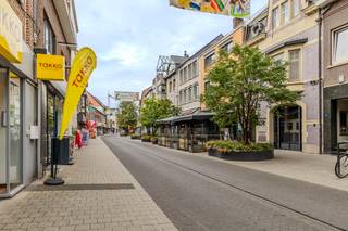 Op zoek naar een pand waar commerciële mogelijkheden en wooncomfort perfect samenkomen? Dit goed onderhouden handelspand met bovenliggende woonst is centraal gelegen aan de Stationsstraat 6, midden in het bruisende centrum van Lanaken. <br /><br /><strong>Handelen en wonen op een centrale locatie in Lanaken</strong><br />Dit veelzijdige handelspand met bovenliggende woonst is gelegen aan de Stationsstraat 6, midden in het centrum van Lanaken. Dankzij de centrale ligging bevindt u zich op wandelafstand van winkels, horecazaken, diensten en andere voorzieningen. Bovendien geniet het pand van een goede zichtbaarheid en een vlotte bereikbaarheid.<br /><br />De combinatie van een commerciële ruimte op het gelijkvloers en een appartement op de verdieping maakt dit pand bijzonder interessant voor ondernemers die wonen en werken willen combineren, maar biedt eveneens mogelijkheden als investering.<br /><br /><strong>Verzorgde handelsruimte met praktische voorzieningen</strong><br />Het handelspand op het gelijkvloers verkeert in een zeer goede en verzorgde staat en is meteen bruikbaar voor verschillende commerciële doeleinden.<br /><br />Het handelspand is voorzien van een open en aangename winkelruimte met etalage. Deze ruimte biedt voldoende mogelijkheden om deze volledig af te stemmen op uw eigen activiteit. Voor extra veiligheid is de voorzijde voorzien van een stevig hekwerk.<br /><br />Verder is er aan de achterzijde van de winkelruimte een atelier of stockageruimte voorzien. De keukenhoek is praktisch ingedeeld en voorzien van een werkblad, spoelbak en opbergkasten.<br />Daarnaast beschikt het handelspand over een eigen afzonderlijk toilet.<br /><br />Tot slot is er een kelderverdieping aanwezig, dewelke gebruikt kan worden voor de opslag van extra materialen. <br /><br />De ruimte kan onder meer dienstdoen als winkel, kantoor, praktijkruimte of andere commerciële invulling, afhankelijk van uw plannen en activiteit.<br /><br /><strong>Wonen boven uw zaak</strong><br />Boven het handelspand bevindt zich een triplex-appartement, waardoor u hier de unieke mogelijkheid heeft om wonen en werken op één locatie te combineren.<br /><br />Het bovenliggende woongedeelte vormt bovendien een interessante meerwaarde voor ondernemers die graag hun zaak en woonst op dezelfde plek hebben, of voor investeerders die op zoek zijn naar een pand met meerdere gebruiksmogelijkheden.<br /><br /><u>Het appartement heeft de volgende indeling: </u><br />Op het gelijkvloers bevindt zich de privé-inkomhal waar u een eerst berging kan terugvinden voor het veilig stockeren van fietsen en/of de gemeentelijke afvalcontainers. <br /><br />Via de vaste trap komt u terecht op de eerste verdieping van het appartement, waar er aan uw rechterkant een vestiaire voorzien is met aansluitend het apart gastentoilet. <br />Wanneer u de inkomhal oversteekt, komt u terecht in de leefruimte van het appartement dewelke onderverdeeld is in een zit- en eethoek. Aan de achterzijde van de woonkamer bevindt zich het terras. De keuken is toegankelijk vanuit de eetkamer. <br /><br />De tweede verdieping is voorzien van drie ruime tot comfortabele slaapkamers waarvan één voorzien van een ensuite badkamer. <br />Verder beschikt deze verdieping over een tweede apart toilet en een tweede badkamer.<br /><br />De derde verdieping is opgedeeld in twee afzonderlijke ruimtes. Eén ruimte doet dienst als praktische wasplaats en technische ruimte. De andere ruimte is ingericht als een apart appartement en beschikt over een keuken met een gezellige zit- en eethoek. Daarnaast is er op deze verdieping een badkamer aanwezig, uitgerust met een douche en toilet.<br /><br />Wat betreft de technische voorzieningen wordt het bovenliggende appartement verwarmd op elektriciteit. Het zaakgedeelte wordt verwarmd op aardgas. Daarnaast is er airconditioning voorzien in het zaakgedeelte en op iedere verdieping, telkens met een afzonderlijke unit.<br /><br /><strong>Alle sterke troeven op een rij</strong>
<ul>
<li>Centrale ligging in het centrum van Lanaken</li>
<li>Goede zichtbaarheid en bereikbaarheid</li>
<li>Verzorgd en goed onderhouden handelspand</li>
<li>Bovenliggend appartement</li>
<li>Ideale combinatie van handel en wonen</li>
<li>Geschikt voor verschillende commerciële doeleinden</li>
<li>Een pand met mogelijkheden</li>
</ul>
Op zoek naar een commerciële ruimte op een centrale locatie in Lanaken, met de extra troef van een bovenliggende woonst? Dan is dit pand zeker het ontdekken waard.<br /><br />Benieuwd naar de mogelijkheden van dit pand? Neem vandaag nog contact met ons op voor meer informatie of om een bezichtiging in te plannen via het nummer <span><strong>089 23 44 22</strong></span> of via <span><strong>info@immoverslegers.be</strong></span><span>.</span>