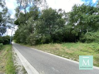 <p><span>Prachtige bouwgrond van 7 are voor open bebouwing te Keerbergen</span><span><br />Altijd al gedroomd van je eigen huis te bouwen op een rustige en groene locatie? Dan is dit perceel bouwgrond exact wat u zoekt!</span></p><p><span>Deze bouwgrond (lot 1) met een oppervlakte van 7a02ca en bestemd voor een open bebouwing, is heerlijk rustig gelegen, op slechts een steenworp van het centrum van Keerbergen. Hier bouwt u midden in het groen met een magnifiek uitzicht op het authentieke Keerbergse landschap van natuurgebied de Broekelei.</span></p><p><span> </span></p><p><span>De bouwgrond Lot 1 heeft volgende kenmerken:</span><span><br />- Perceelsbreedte: .17,7m<br />- Perceelsdiepte: ca. 40m<br />- Bouwoppervlakte: ca. 11,4m x 15m<br />- Dakhelling tussen 0 en 45°. Kroonlijsthoogte: max. 7m20<br /><br /></span></p><p><span>Het perceel is deel van een goedgekeurde verkaveling. Er geldt </span><span>geen</span><span> bouwverplichting!<br />De kosten voor opmeting &amp; afpaling en aandeel in de verkavelingsakte zijn ten laste van koper.</span></p><p><span> </span></p><p><span>De Makelaardij heeft voor u een plan gemaakt met het maximale bouwvolume op basis van de bouwvoorschriften.</span></p><p><span> </span></p><p><span>Interesse in dit mooie perceel of graag meer info? Contacteer ons dan op: 015/20.20.82 of <span>info@demakelaardij.be</span></span></p><p><span> </span></p>