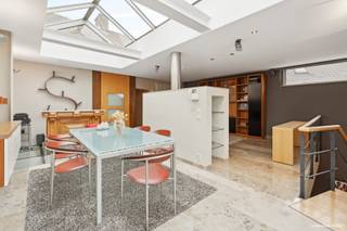 <u><strong>Ruime woonst met veel mogelijkheden te Roeselare</strong></u><br /><br />Op zoek naar een ruime woning met tal van mogelijkheden? Deze instapklare eigendom in Roeselare combineert wonen en werken dankzij de grote garage, winkelruimte en het atelier van +-65m². Gelegen nabij het centrum en belangrijke invalswegen, biedt deze woning een ideale locatie voor zowel gezinnen als ondernemers. <br /><br /><u>Indeling als volgt:</u><br /><em>gelijkvloers:</em> Grote dubbele garage met plaats voor minstens 2 wagens en extra opslagruimte, eetkamer met open keuken, gastentoilet, voormalige winkelruimte (voormalige bakkerij) ideaal voor een zelfstandige activiteit, kelder, atelier van +-65m² met betonnen zolderverdieping (ideaal als werkruimte of opslag);<br /><em>Buiten:</em> terras met kleine stadstuin (mogelijkheid tot uitbreiden van de tuin); <br /><em>1e verdiep:</em> Zeer lichtrijke woonkamer met open haard, 3slaapkamers en badkamer <br /><em>2e verdiep:</em> stockagezolder<br /><br /><strong>Pluspunten: </strong><br /><strong>+</strong> Instapklaar<br /><strong>+</strong> Atelier van +-65m²<br /><strong>+</strong> Centrale ligging nabij invalswegen en centrum Roeselare<br /><strong>+ </strong>Grote garage met extra ruimte<br /><strong>+ </strong>Tal van mogelijkheden voor wonen en werken <br /><br />EPC Label C<br /> <br />Vg – Wg – Gmo – Gvkr – Gvv<br /><br />Deze veelzijdige woning biedt een unieke kans voor wie op zoek is naar ruimte, comfort en een toplocatie. Interesse? Contacteer ons voor een bezoek! <br /><br />Benieuwd naar dit pand of een andere eigendom? www.coventa.be – 051 222 051