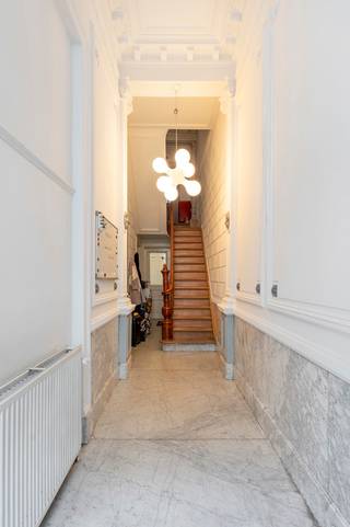 Droom je van groots wonen in de stad? Deze prachtige herenwoning in de Dendermondestraat 48 combineert authentieke charme met een indrukwekkende 280m² aan bewoonbare oppervlakte. Gelegen in het gegeerde 2018 Antwerpen, sta je op een zucht van de gezellige Troonplaats voor je dagelijkse koffie of een lokaal pintje.<br /><br />Bij het binnenstappen via de imposante hal met marmeren accenten voel je direct de klasse van weleer. Op het gelijkvloers vind je een zonovergoten leefruimte met prachtige vloer en een authentieke schouw. De eetkamer loopt naadloos over in de moderne open keuken, die dankzij een groot daklicht baadt in het natuurlijke licht. En voor wie graag voorraad inslaat: aansluitend is er een superhandige, ruime bijkeuken voorzien.<br /><br />Met maar liefst 6 slaapkamers is er ruimte zat voor het hele gezin, een thuiskantoor of een hobbykamer. Ontspannen doe je in de royale badkamer, die met een inloopdouche, een vrijstaand bad én een eigen sauna aanvoelt als een privé-spa. Extra opbergruimte nodig? De woning beschikt ook nog eens over een grote, droge kelder.<br /><br />De absolute showstopper? Dat is de gigantische, westgerichte tuin. Of je nu wilt zonnebaden op het terras of de kinderen wilt laten ravotten op het groen, in deze oase van rust vergeet je spontaan dat je midden in de stad bent.<br /><br />Klaar om de herenwoning van je dromen te bezoeken?<br />Maak snel een afspraak via info@goose.be of bel naar 03 369 36 38.