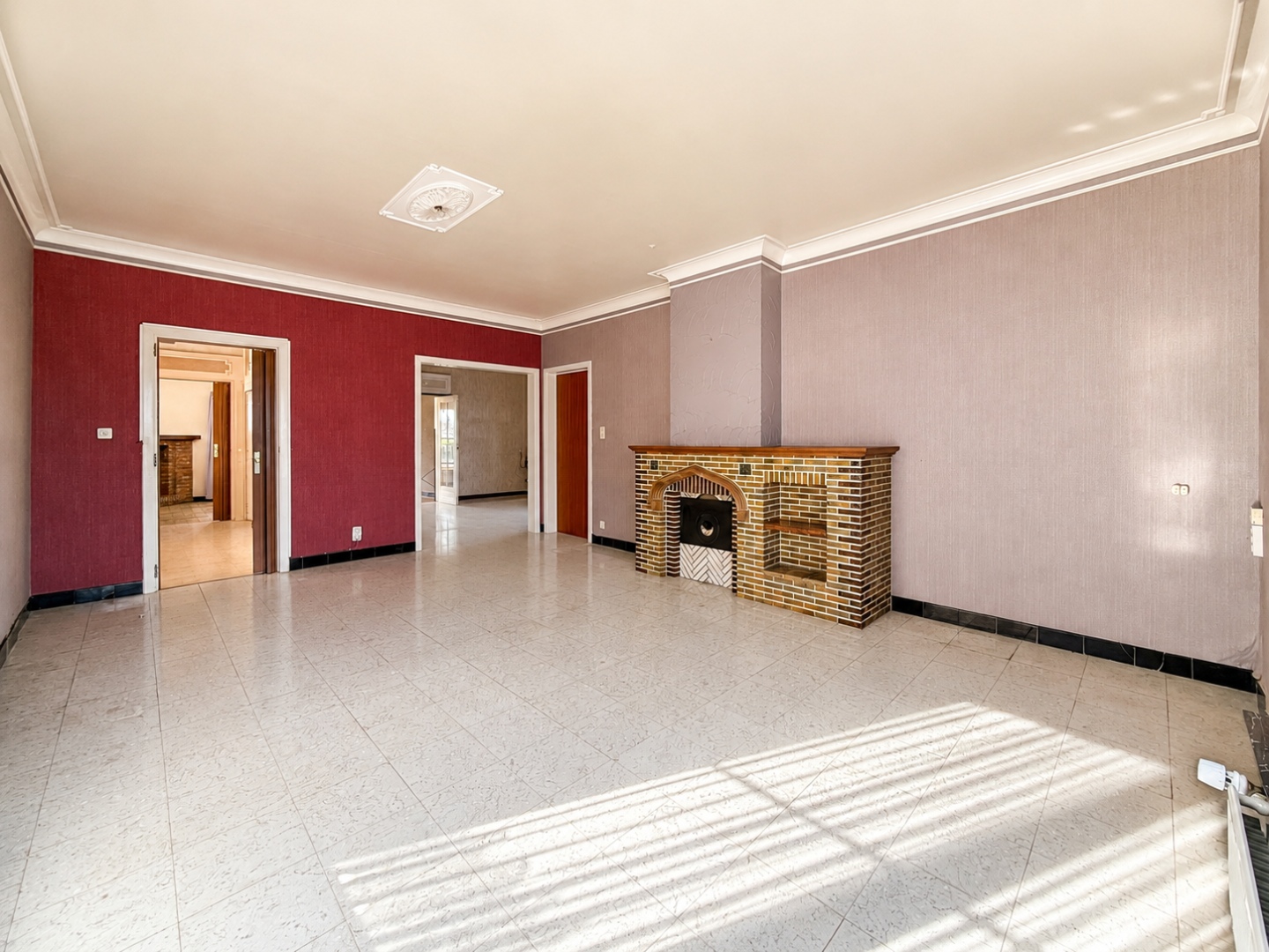 Te koop, ruime, te renoveren woning met open zicht achteraan over de velden. - foto 5