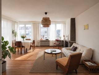 <strong>Stijlvol tweeslaapkamerappartement in de Sportstraat, met terras en warm mid-century karakter.</strong><br /><br /><em>Voor meer informatie, mail naar info@carloeggermont.be</em><br /><br />Het hoekappartement (EPC B met BVO 99 m²) op de derde verdieping geniet van een open stadsbeleving dankzij het brede zicht op twee samenlopende woonstraten. De vele ramen zorgen voor een aangename, warme lichtinval, de hele dag door.<br /><br />De residentie zelf, een kleinschalig en goed onderhouden gebouw met tien units, ademt het rustige, residentiële karakter van de Sportstraat.<br /><br />Binnen verbindt de centrale inkomhal met vestiaire alle ruimtes van de woning. Aan de straatzijde ligt de leefruimte met eetplaats, waar het materiaalgebruik, de natuursteen en het originele schouwelement met strakke lijnen zorgen voor een tijdloze ‘60s-uitstraling.<br /><br />De keuken, met wasplaats, ligt centraal en biedt via een groot raam zicht op de privatieve en groene omgeving. De twee slaapkamers zijn ruim en voorzien van grote raampartijen, met achteraan een terras. De gunstige oriëntatie maakt dit tot een aangename, stille plek. De badkamer is compact maar functioneel, uitgerust met douchebad, wastafel en geïntegreerde opbergruimte.<br /><br />Extra troef is de privatieve kelderbering als de mogelijkheid tot aankopen van een garagebox (40.000 euro)<br /><br /><strong>Het appartement, gelegen nabij Gent-Sint-Pietersstation en het stadscentrum, combineert hedendaags comfort (EPC-score B) met de authentieke charme van de jaren ’60: een evenwicht tussen vintage karakter en vernieuwde technieken.</strong><br />(Aandeel kosten opmeting en opmaak basisakte ten laste van de koper)<br />
