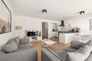 Stijlvol gerenoveerd appartement in Oostende centrum<br /><br />Ontdek dit instapklaar appartement te koop in het centrum van Oostende, waar comfort en een topligging perfect samenkomen. Ideaal voor wie op zoek is naar een eigendom nabij het centrum, met alle voorzieningen binnen handbereik.<br /><br />De gerenoveerde afwerking zorgt voor een moderne en warme uitstraling. U wordt verwelkomd met een lichtrijke leefruimte die naadloos aansluit met de open keuken. De keuken is volledig uitgerust met alle nodige apparatuur en vormt het hart van de woonst. Verder beschikt het appartement over twee volwaardige slaapkamers en een verzorgde badkamer. <br /><br />Dankzij de centrale ligging in Oostende woon je op wandelafstand van winkels, horeca en het strand, wat dit een perfecte gezinswoning of tweede verblijf maakt.<br /><br />Interesse in deze woning te koop in Oostende? Neem vandaag nog contact op met Immo Francois en plan je bezoek. Als ervaren makelaar actief in Oostende begeleiden wij je graag bij elke stap richting jouw nieuwe thuis.<br /><br />