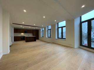 <strong>Stijlvol en lichtrijk appartement op toplocatie – Grote Markt, Tienen. EPB in opmaak!</strong><br /><br />Op zoek naar comfortabel wonen in het hart van Tienen? Dit prachtige appartement op de iconische Grote Markt combineert ruimte, licht en een uitzonderlijke ligging.<br />De lichtrijke woonkamer met open keuken nodigt uit tot gezellige avonden en ontspannen momenten. <br />Het appartement beschikt over 3 tot 4 slaapkamers en 2 moderne badkamers die zorgen voor optimaal comfort en privacy. <br />Buiten geniet je van een aangenaam terras, ideaal om even tot rust te komen in de stad.<br />Huurprijs: 1350 euro/maand. Alle verbruik is privatief.<br /><br /><strong>Meer info? Mail naar claudia@immogve.be of Bel 016/56.14.14</strong>