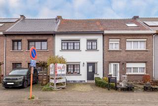 Aangename woning op een toplocatie in Schoten.<br /><br />Deze charmante woning ligt op een zeer goede locatie nabij winkels, scholen en openbaar vervoer. Dankzij de doordachte indeling geniet je overal van een aangenaam ruimtelijk gevoel. De woning scoort bovendien goed op energetisch vlak met een EPC label C (202kWh/m2 jaar). <br />De gezellige tuin vormt een echte meerwaarde. <br /><br />Extra troef: mogelijkheid om garagebox bij aan te kopen voor € 30.000. <br /><br />De indeling is als volgt:<br /><br />Gelijkvloers: inkomhal met mooie authentieke elementen, leefruimte, open keuken , gastentoilet.<br />Eerste verdieping: nachthal, 2 slaapkamers, badkamer met bad, douche en dubbele lavabo, apart toilet, technische berging.<br />Zolderverdieping: slaapkamer, opbergplaats<br />Droge kelder<br /><br />Algemeen:<br />- gunstige ligging<br />- mogelijkheid tot aankoop garagebox<br />- EPC C<br />- asbestveilig<br /><br /><br />Bekijk zeker de 360° rondgang via onze website (+ mogelijkheid tot opmeten en ontmeubelen).<br />Alle attesten zijn beschikbaar onderaan op onze website. <br />Voor meer info of een bezoek: 0472 22 22 88 of danielle@solittvastgoed.be.