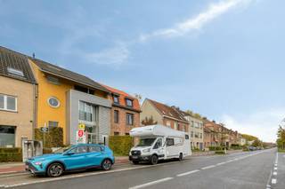 Ruime kantooroppervlakte (120 m²): Functioneel verdeeld over verschillende verdiepingen. Dit biedt tal van mogelijkheden voor het creëren van een apart onthaal, discrete spreekkamers of afzonderlijke burelen.<br /><br />Extra stockage (45 m²): Een zeer ruime kelder die perfect dienstdoet als archiefruimte of stockageruimte voor uw voorraad of materiaal.<br /><br />Het pand is uitgerust met centrale verwarming op gas én beschikt over een airconditioningsysteem om ook tijdens warme zomerdagen een aangenaam werkklimaat te garanderen.<br /><br />Aan de achterzijde bevindt zich een gezellig eigen koertje. Aan de voorzijde beschikt het pand over een voortuin, ideaal voor het comfortabel plaatsen van fietsen voor uzelf of uw cliënteel.<br /><br />Huurwaarborg: 3 maanden huur.<br />Onroerende voorheffing: Ten laste van de huurder (eenvoudig verrekend op basis van het reële jaarlijkse aanslagbiljet).<br /><br />Nutsvoorzieningen: Volledig onafhankelijk dankzij eigen tellers voor de verbruikscontracten (water, gas, elektriciteit). U kiest zelf uw leveranciers.<br /><br />Kortom: een instapklaar en strategisch gelegen pand met een waaier aan mogelijkheden.<br /><br />Interesse? Neem vandaag nog contact met ons op voor meer informatie of om een bezoek in te plannen!