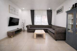 Ontdek de mogelijkheden van deze woning aan Damstraat 35 in Hamme – een ideale opportuniteit voor investeerders, starters of wie op zoek is naar een opbrengsteigendom met potentieel. Deze op te frissen woning vormt een solide basis voor iedereen die graag zelf vorm geeft aan zijn toekomstige thuis of een vastgoedproject wil realiseren met meerwaarde.<br /><br />De woning bevindt zich op een gunstige locatie in Hamme, op korte afstand van winkels, scholen, openbaar vervoer en andere dagelijkse voorzieningen. Dankzij de vlotte verbindingen naar het centrum én omliggende gemeenten is dit een uitstekende uitvalsbasis.<br /><br />Op het gelijkvloers leidt de inkomhal naar de gezellige leefruimte, met aansluitend de keuken en een badkamer voorzien van douche en toilet. Achteraan bevindt zich een knus tuintje: perfect voor wie graag wat buitenruimte heeft, maar geen uitgebreide onderhoudswerken wil.<br /><br />De eerste verdieping omvat twee goed ingedeelde slaapkamers, ideaal voor een klein gezin, alleenstaanden of als huurindeling.<br /><br />Een bijkomende troef van deze woning is het gunstige EPC-label C, wat betekent dat u niet alleen geniet van een aangenaam wooncomfort, maar ook van een betere energie-efficiëntie, wat een waardevolle meerwaarde biedt op lange termijn.<br /><br />Hoewel de woning vrij is van renovatieverplichtingen, kan een gerichte opfrissing de woonkwaliteit verder verhogen en de woning laten uitgroeien tot een warme, sfeervolle thuis of een aantrekkelijke verhuurwoning met een mooi rendement.<br /><br />Bent u op zoek naar een betaalbaar pand met duidelijke troeven? Ontdek dan zeker deze woning en laat u inspireren door de mogelijkheden.