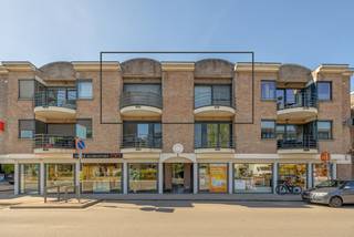 <p>In hartje Wilrijk woon je hier écht op <strong>een toplocatie</strong>, met alles op wandelafstand. Een Colruyt ligt letterlijk schuin tegenover het gebouw, en ook winkels, openbaar vervoer en belangrijke verbindingswegen bereik je in een paar stappen.</p><p><br /></p><p>De lift brengt je naar de <strong>tweede verdieping</strong>, waar het appartement opent met een inkomhal voorzien van<strong> ingemaakte kasten</strong>. Van daaruit loop je door naar de leefruimte met open keuken, één mooie, doorlopende ruimte waar alles naadloos in elkaar overgaat. Via de leefruimte stap je rechtstreeks terras één op: een aangename buitenplek die je woongevoel meteen uitbreidt.</p><p>Verder vinden we <strong>twee volwaardige slaapkamers</strong>. Beide slaapkamers geven toegang tot terras twee, wat zorgt voor extra licht en een tweede, rustige buitenzone. Aansluitend ligt de badkamer: praktisch ingedeeld en logisch gepositioneerd in het geheel.</p><p><br /></p><p>Daarnaast is er nog een aparte berging in het appartement zelf, ideaal voor wasmachine en extra stockage, samen met een apart toilet met handenwasser.</p><p><br /></p><p>Tot slot is er de garagebox: geen parkeerzorgen meer. Deze is aan te kopen voor €25.000.</p><p><br /></p><p><strong>Troeven van het appartement: </strong>2 terrassen aanwezig - elektriciteit is conform </p>
