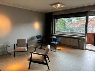 <p>Dit klassevol 1-slaapkamer appartement is gelegen op de vierde verdieping aan de achterkant van Res. Verhaeren.</p><p>Het appartement straalt rust en luxe uit en is door de jaren heen reeds gerenoveerd en voorzien van alle comfort en is deels bemeubeld. </p><p>Via de inkomhal komt u in de lichtrijke woonkamer meet aansluitend het zongericht terras met zonneluifel, de leefruimte is voorzien van zonnewering en airco.</p><p>Achter een ingebouwde kastenwand bevindt zich de praktische keuken met gasbekken, spoelbak, oven en ingebouwde koelkast+diepvries.</p><p>Ook de slaapkamer is voorzien van airco en een prachtig ingebouwde kastenwanden waar je al je spullen kwijt kan.</p><p>De badkamer heeft een inloopdouche, lavabo, toilet en ook aansluiting voor wasmachine en droogkats zijn aanwezig.</p><p>Het appartement beschikt verder over een ondergrondse kelderberging.</p><p>Gelegen tussen de stadskern en het station Gent-Sint Pieters met een vlotte bereikbaarheid naar de stadsring E40/E17 en op wandelafstand van tal van winkels.</p><p>Vrij vanaf 1 oktober 2026. - Domicilie verplicht</p><p></p><p>Extra troeven:</p><ul><li><p>Gunstig EPC - Label B = energiezuinig</p></li><li><p>Mooi terras en aanwezigheid van airco</p></li><li><p>Veiligheidsdeuren appartement + berging</p></li><li><p>instapklaar appartement met hotel allure</p></li><li><p>Syndic 16€/ maand water en gas inbegrepen</p></li></ul>