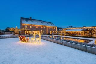 Centraal gelegen kunnen we deze riante villa met een bewoonbare oppervlakte van 975m² terugvinden. Op een prachtig domein van maar liefst 1,3 ha,...