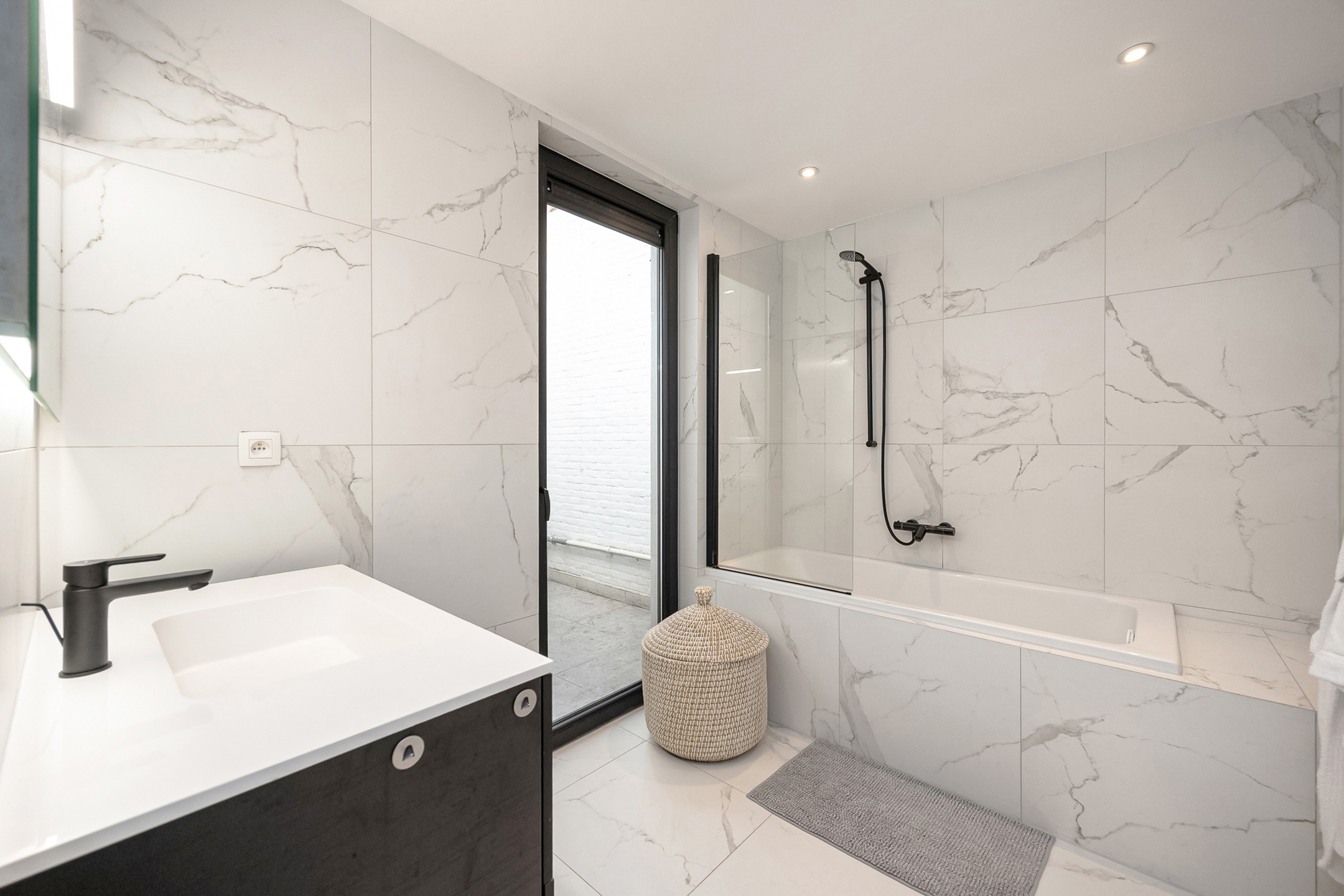 Appartement (totaalrenovatie) met 2 slpks en autostaanplaats - foto 4