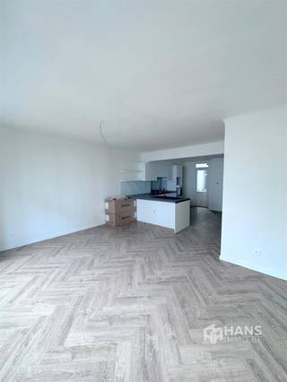 <p><span>Gerenoveerd appartement ( 115m² ) met 2 slaapkamers, bureau en terras vlakbij het Centraal station van Antwerpen.</span></p><p><span> </span></p><p><span>We betreden de woonst en komen in een ruime leefruimte met open keuken van 40m². De keuken is voorzien van een gasfornuis van 4 pits, oven, vaatwasmachine, enkele wasbak en een kookeiland. Aanpalend is er een terras voorzien van 2m². De badkamer is voorzien van een inloopdouche, toilet en een badkamermeubel als ook de aansluiting voor wasmachine/droogkast zijn aanwezig. Achteraan het appartement zijn er 2 slaapkamers, een grote slaapkamer van 15m² en 14,5m². Verder is er een bureauruimte van 8m² voorzien. Er zijn nieuwe PVC ramen geplaatst in driedubbele begglazing in hoogrendementsglas, de centrale verwarming en het warm water voor keuken en badkamer worden verzorgd door een condensatie gasketel. Tot slot is het appartement volledig geschilderd in het wit.</span></p><p><span>Voor meer info surf naar <span>www.hansimmo.be</span></span></p><p><span> </span></p>