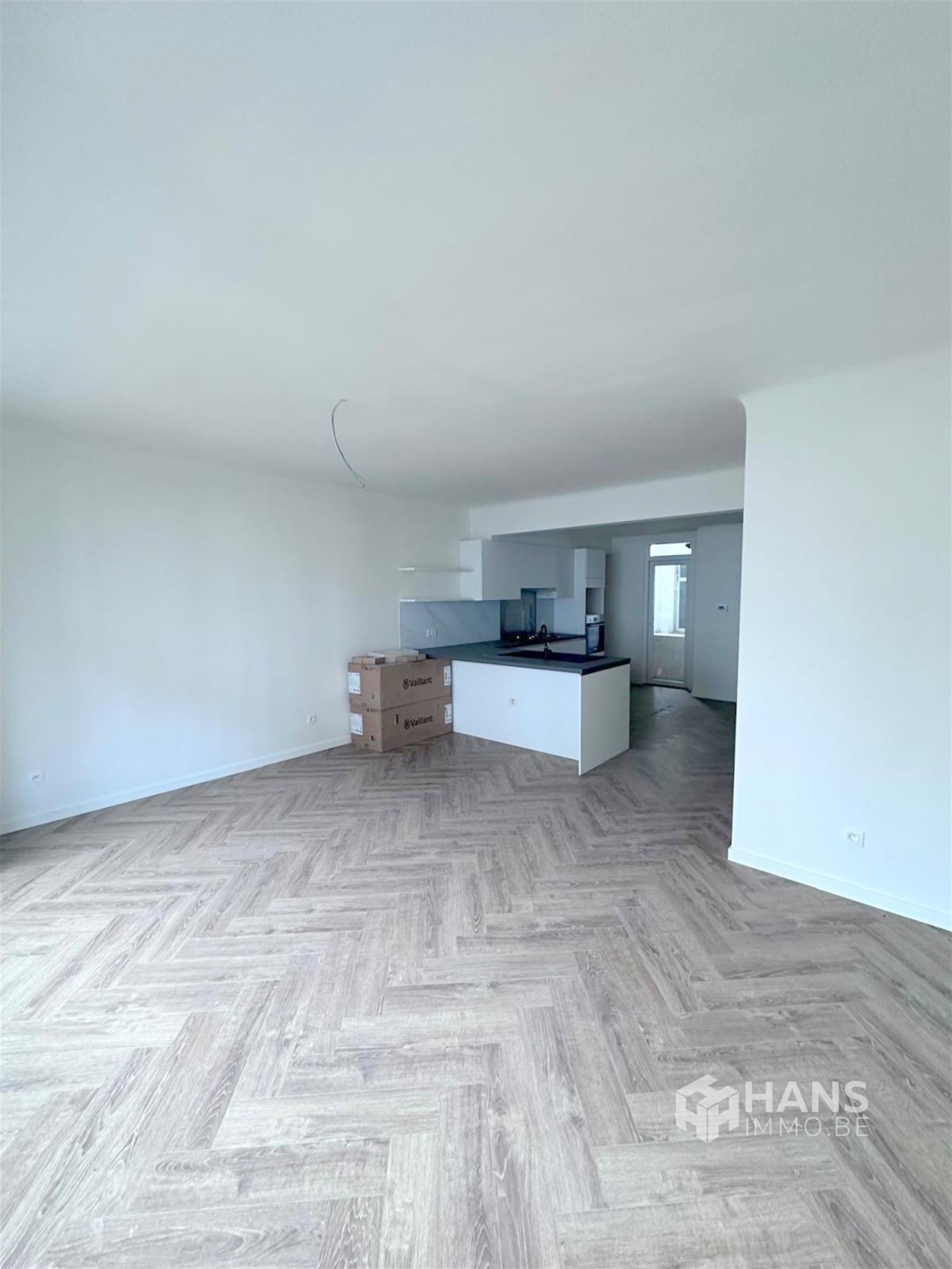 Gerenoveerd appartement ( 115m² ) met 2 slaapkamers, bureau en terras vlakbij het Centraal station van Antwerpen. - foto 3