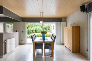 BEZOEKMOMENT WOENSDAG 16/9 TUSSEN 15U00 EN 19U00. INSCHRIJVEN KAN VIA ONZE WEBSITE.<br /><br />Bent u op zoek naar een verzorgde en zeer aangename woning met drie slaapkamers, veel lichtinval en een ruime tuin? Dan is deze prachtige woning in de Walbogaard 15 te Temse zeker een bezoek waard!<br /><br />De woning is gelegen in een rustige en aangename woonwijk, terwijl u toch geniet van een vlotte bereikbaarheid naar het centrum van Temse en de belangrijkste verbindingswegen. Ook winkels, scholen, openbaar vervoer en andere dagelijkse voorzieningen bevinden zich op korte afstand.<br /><br />Bij het betreden van de woning komt u terecht in de inkomhal, die toegang biedt tot de verschillende ruimtes. De leefruimte vormt een bijzonder aangename plaats om te vertoeven. Dankzij de grote raampartijen geniet u hier van een bijzonder mooie natuurlijke lichtinval, wat zorgt voor een ruimtelijk en aangenaam gevoel.<br /><br />Een absolute troef van deze woning is de grote tuin met zuidwestelijke oriëntatie. Het terras en de tuin genieten hierdoor van een zeer aangename zonligging, ideaal om na een lange werkdag heerlijk te ontspannen, gezellig te tafelen of volop te genieten van het buitenleven.<br /><br />Verder beschikt de woning over drie volwaardige slaapkamers en een badkamer. Er is bovendien voldoende bergruimte aanwezig, wat bijdraagt aan het praktische karakter van de woning.<br /><br />Technisch verkeert de woning eveneens in een goede staat. Zo beschikt ze over een EPC-label B en is de elektrische installatie conform.<br /><br />Troeven:<br />3 slaapkamers<br />Zuidwestgerichte tuin en terras<br />Rustige en aangename woonwijk<br />EPC-label B<br />Elektrische keuring conform<br /><br />Bent u op zoek naar een mooie, lichtrijke woning met een ruime tuin op een rustige locatie in Temse? Dan is deze woning absoluut een bezoek waard!