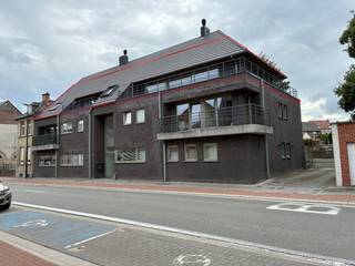 Via de privatieve inkom komt u in de lichtrijke leefruimte, waarin de eigentijdse keuken geïntegreerd werd.Eveneens: afzonderlijke praktische...