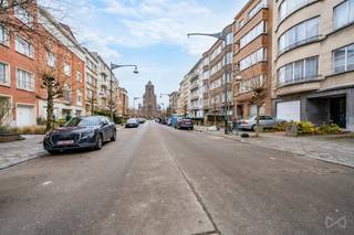 <pre><span>Information & visits: 02 315 51 72
Ixelles/ULB - We Invest offers this very nice penthouse duplex with 3-4 bedrooms and 2 bathrooms, ideally located just steps from the ULB and the Bois de la Cambre!
The 3rd floor is a 2-bedroom apartment, and the 4th floor is listed as 2 maid's rooms, which have been annexed for private and exclusive use in the basic deed.
Quite a bit of renovation is required, but the end result could be incredible. Possibility of creating a terrace by applying for planning permission.
Building with 4 owners, concrete structure, very easily accessible service shaft, flat roof, no elevator! Ideal for a shared investment!
PEB F for the 3rd floor and G for the 4th. The electrical system is not compliant.</span></pre>
