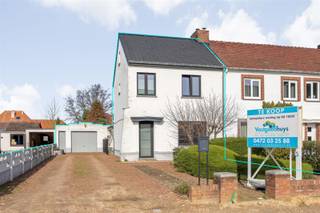<p><span>Op een rustige en gunstige locatie nabij het centrum van Tessenderlo-Ham bevindt zich deze gerenoveerde halfopen bebouwing.</span></p><p><span>De woning combineert de charme van een bestaande woning met het comfort van een recente totaalrenovatie (2019-2020).</span></p><p><span> </span></p><p><span>Tijdens deze renovatie werden onder meer het dak, de ramen, de keuken, het sanitair, de vloeren en de elektriciteit vernieuwd.</span></p><p><span> </span></p><p><span>Via de inkomhal kom je in de lichtrijke leefruimte terecht die naadloos aansluit op de volledig geïnstalleerde keuken. Op het gelijkvloers bevinden zich daarnaast een afzonderlijk toilet &amp; een hal met de technische installaties.</span></p><p><span>Aansluitend is er een ruime wasplaats/berging met een deels afgewerkte douche. Op de eerste verdieping geeft de nachthal toegang tot twee slaapkamers en een badkamer uitgerust met een ligbad, toilet &amp; lavabomeubel met spiegel. Verder is er nog een sasruimte die perfect kan dienen als bureel of hobbyruimte.</span></p><p><span>Tenslotte is er op de tweede verdieping nog een mooie slaapkamer terug te vinden.</span></p><p><span> </span></p><p><span>Ook op technisch vlak werd de woning grondig aangepakt. De elektriciteitsinstallatie werd vernieuwd en CONFORM AREI gekeurd, de woning wordt verwarmd op aardgas en dankzij de uitgevoerde renovaties beschikt de woning over energielabel C (260 kWh/m² jaar).</span></p><p><span> </span></p><p><span>Buiten treffen we nog een mooie diepe tuin met losstaande garage en berging.</span></p><p><span> </span></p><p><span>Breng snel een bezoek voor het te laat is! Neem contact op met Kenneth (kenneth.pollet@vastgoedhuys.be) op 0472/03 25 88 of met Melissa (melissa.cardaci@vastgoedhuys.be) op 0486/54 71 80.</span></p>