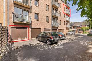 Dit lichtrijke hoekappartement is gelegen in een rustige woonwijk nabij het provinciedomein en kijkt uit over een groenpark. Nabij openbaar vervoer en op slechts 5min fietsen van het centrum van Leuven!<br /><br />Bestaande uit een inkomhal met een apart toilet en plaats voor vestiaire, een ruime leefruimte met aansluitend een terras, een recente keuken, een praktische wasplaats, 2 ruime slaapkamers waarvan de hoofdslaapkamer over een balkon beschikt en een badkamer.<br />Op het gelijkvloers is een ruime garagebox voorzien waar u voor de poort ook een wagen kan plaatsen.<br /><br />EPC 132kWh(B-label)! Elektriciteit conform!<br /><br />Indien u dit leuke appartement graag bezoekt dan kan u mij steeds bereiken via arnaut@immojanstas.be of 0495292080.<br /><br />Bijkomende info (EPC, bodemattest, elektriciteitsattest, enz...) kan U hier downloaden ↓