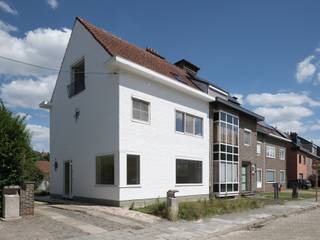 - Gelieve ons per mail (info@immo-cvh.be) te contacteren om uw bezichtiging in te plannen -

In de rustige en gegeerde Kievitlaan te Gent vindt u deze gerenoveerde halfopen woning. Deze bevindt zich op een toplocatie tussen het UZ Gent en Station Gent-Sint-Pieters, dat op wandelafstand ligt. Ook het centrum van Gent bevindt zich op een aangename fietsafstand, zodat u snel en gemakkelijk in de bruisende binnenstad bent. Bovendien is de woning vlot bereikbaar via de belangrijke invalswegen, wat deze locatie ook voor pendelaars bijzonder interessant maakt. Een uitgelezen uitvalsbasis voor wie centraal wil wonen met alle troeven van de stad, mobiliteit en zorgvoorzieningen binnen handbereik.

De woning valt meteen op door haar lichtrijke karakter en de kwalitatieve, hedendaagse afwerking. Bij binnenkomst komt u terecht in de ruime inkomhal. Deze leidt naar de aangename leef- en eetruimte, die naadloos aansluit op de moderne en kwalitatief afgewerkte keuken met gezellige ontbijthoek. Vanuit de keuken heeft u rechtstreeks zicht op en toegang tot de zonnige tuin. Een gastentoilet en een ruime kelder vervolledigen het gelijkvloers en zorgen voor extra comfort en bergruimte.

Op de eerste verdieping bevinden zich twee ruime slaapkamers, een hedendaagse badkamer met lavabo en inloopdouche, een afzonderlijk toilet, alsook een tweede douchekamer. Deze indeling biedt heel wat flexibiliteit.
De tweede verdieping herbergt nog twee bijkomende kamers, die naar wens kunnen ingericht worden als extra slaapkamers, bureau, hobbyruimte of speelkamer.

Buiten geniet u van de zonovergoten tuin, perfect om tot rust te komen, en een privé oprit met garage die extra opbergruimte biedt.

Kortom, deze ruime en volledig gerenoveerde gezinswoning combineert licht, comfort en een uitstekende indeling, gelegen op een toplocatie in Gent.

Domicilie verplicht. Co-housing mogelijk. Contract van 9 jaar. Geen huisdieren.
Nieuw EPC-attest in opmaak.