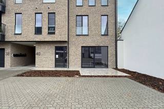 In het centrum van Zeveneken bevindt zich deze casco handelsruimte met woonst (of volledig als handelsruimte te benutten). De ruimte is...