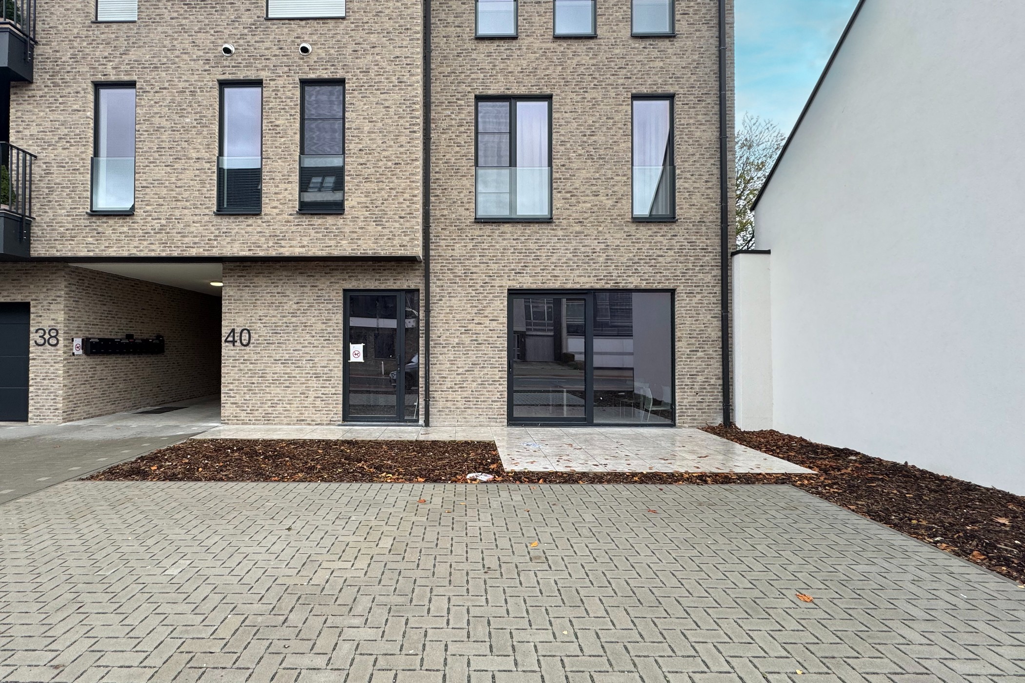 TE KOOP: +/- 150m² Casco handelsruimte in centrum Zeveneken-Dorp - foto 1