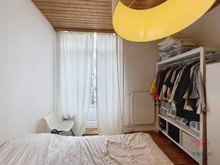 SAINT-GILLES: Op het Gemeenteplein van Saint-Gilles en dicht bij alle voorzieningen, appartement met 1 slaapkamer van +/-59m².Op de 2e verdieping...