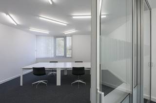 Ingericht, gemeubeld kantoor te huur van ca. 34,57m² op centrale ligging in bedrijvencentrum 3koningen te Torhout.Er is veel lichtinval, alle voorzieningen zoals netwerk, airco, .. zijn aanwezig.Het privatieve kantoor maakt deel uit van bedrijvencentrum '3koningen' waarin het onthaal, de inkomhal, vergaderzaal, keuken, gangen, netwerk, internet, printer, .... ten dienste staan van het volledige gebouw.Ruime parking voor en naast kantoorgebouw.De artistieke uitstraling van het gebouw wordt ook binnenin doorgetrokken door de aanwezigheid van kunst, glazen wanden, vernieuwende verlichting, ...Gelegen op minder dan 1 minuut van de verbindingsweg Roeselare-Brugge, en nabij op-en afrit E403 (Torhout).In de vermelde prijs zijn volgende zaken reeds inbegrepen: onroerende voorheffing, verzekering, gebruik gemeenschappelijke faciliteiten zoals netwerk, vergaderzaal, inkomhal, keuken, ...Aarzel zeker niet om contact op te nemen indien dit bedrijfsvastgoed bestaande uit een kantoor te huur nabij de E403 in Torhout u kan interesseren.